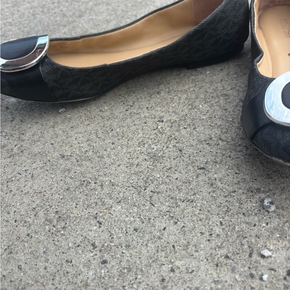 Michael Kors Logo Buckle Ballet Flats – Size 8.5M - Picture 3 of 5